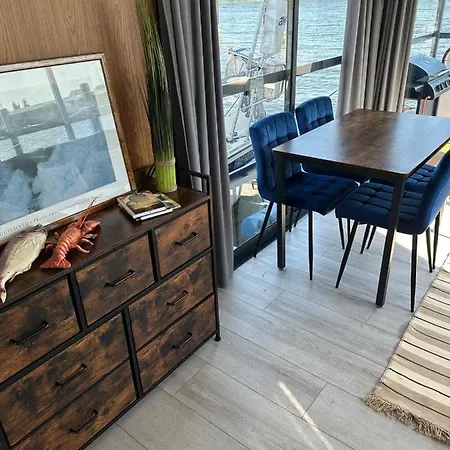 Premium Hausboot Arielle Úszó hotel Lübeck